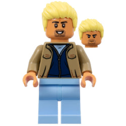 soc164ダークタンのジャケットのサッカーサポーターの男性(#40634)